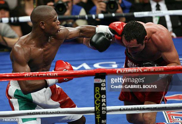 Las Vegas, UNITED STATES: Oscar De la Hoya receives punch from Floyd Mayweather during their WBC Super Welterweight World Championship, in Las Vegas,...