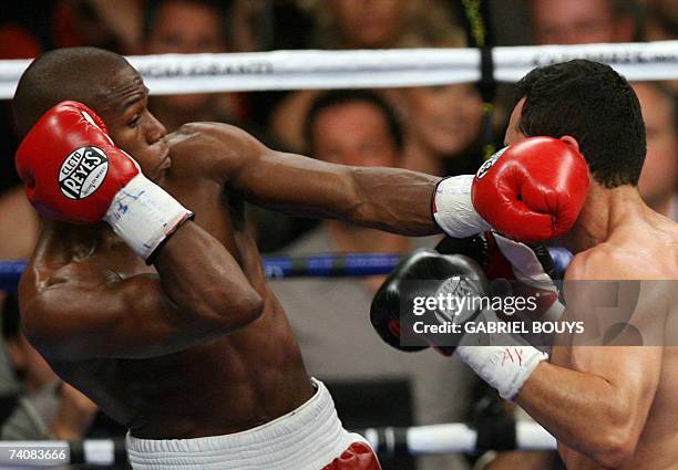 Las Vegas, UNITED STATES: Oscar De la Hoya fights with Floyd Mayweather during their WBC Super Welterweight World Championship, in Las Vegas, Nevada,...