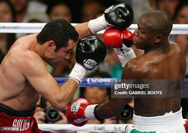 Las Vegas, UNITED STATES: Oscar De La Hoya fights with Floyd Mayweather during their WBC Super Welterweight World Championship, in Las Vegas, Nevada,...