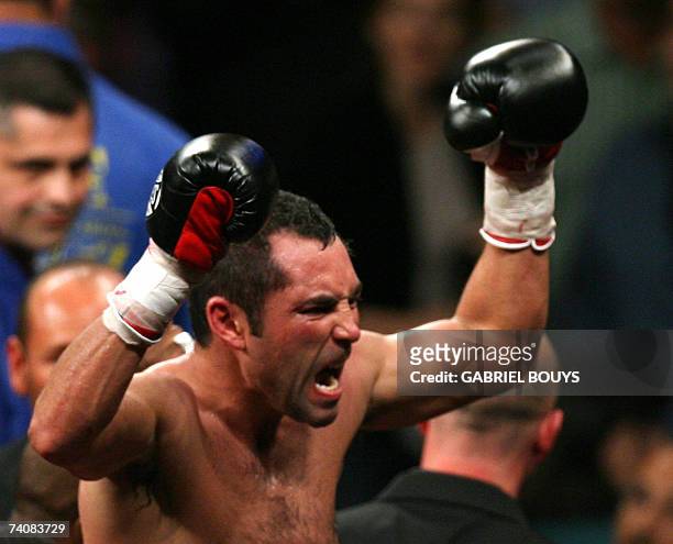 Las Vegas, UNITED STATES: Oscar De la Hoya reacts after his fight against Floyd Mayweather for the WBC Super Welterweight World Championship, in Las...