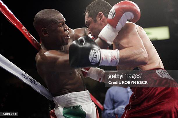 Las Vegas, UNITED STATES: Oscar De La Hoya fights with Floyd Mayweather Jr. In their WBC Super Welterweight world championship boxing match 05 May...