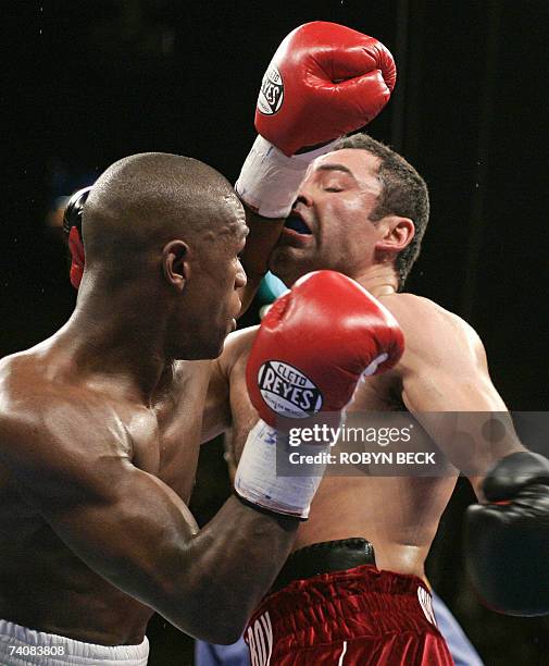 Las Vegas, UNITED STATES: Oscar De la Hoya fights with Floyd Mayweather Jr. In their WBC Super Welterweight world championship boxing match 05 May...