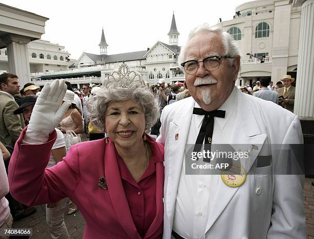 Louisville, UNITED STATES: Colonel Sanders lookalike Colonel Bob Thompson and Queen Elizabeth lookalike Judy Gindy as they arrive 05 May 2007 at...