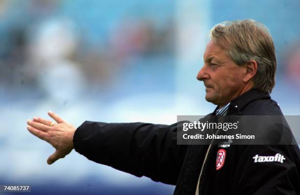 Lorenz-Guenther Koestner, headcoach of Essen looks on during the Second Bundesliga match between Spvgg Greuther Fuerth and RW Essen at the Playmobil...