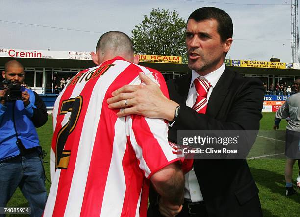 Roy Keane congratulates Stephen Wright after the Coca-Cola Championship match between Luton Town and Sunderland at Kenilworth Road on May 6, 2007 in...