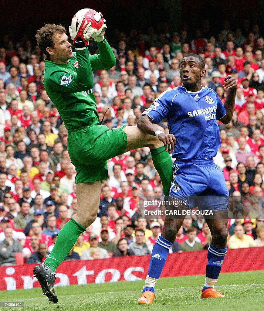 Arsenal's goalkeeper Jens Lehman (L) bea...