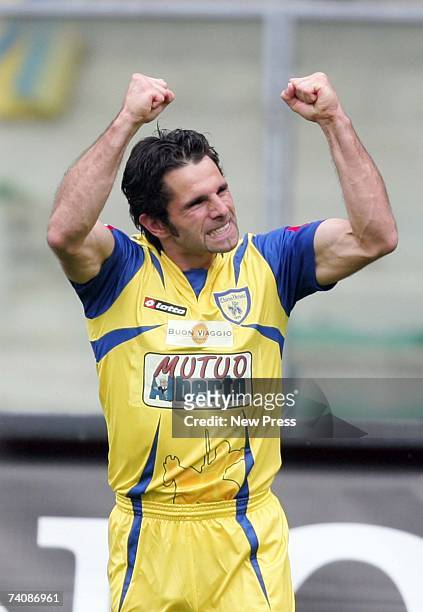 Chievo Verona's forward Sergio Pellissier celebrates after scoring during the Serie A match between Chievo Verona and Parma on May 6, 2007 at the...