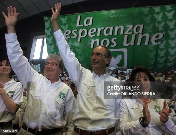 Alvaro Colom , candidato a presidente por la Unidad Nacional de la Esperanza junto a su esposa Sandra y su companero de formula Rafael Espada ,...