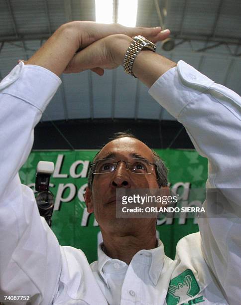 Alvaro Colom , candidato a presidente por la Unidad Nacional de la Esperanza , entrelaza las manos al saludar a sus partidarios en un acto en Ciudad...