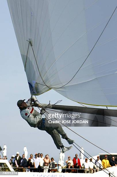 Members of Italian Luna Rossa save the spinaker during the flight 9 Robin 2 Louis Vuitton cup in Valencia 07 May 2007. AFP PHOTO/ JOSE JORDAN