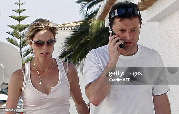 Gerry and Kate McCann parents of the abducted British three-year-old Madeleine McCann, walk in Praia da Luz, southern Portugal, 07 May 2007. Kate...