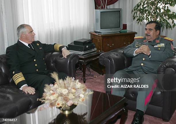 Wilfredo Vargas comandante en jefe de las Fuerzas Armadas de Bolivia conversa con el almirante Rodolfo Codina, jefe de la marina de Chile, el 07 de...