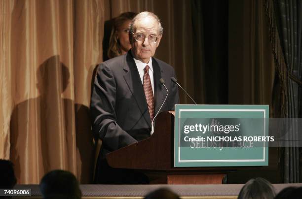 New York, UNITED STATES: Former US senator George Mitchell addresses a gala dinner for Seeds of Peace in New York 07 May 2007. Queen Rania of Jordan...