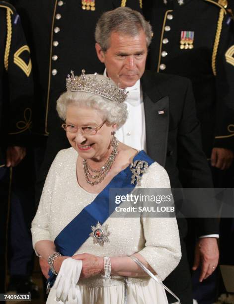 Washington, UNITED STATES: US President George W. Bush escorts Queen Elizabeth II after a performance by violinist Itzhak Perlman in the East Room...