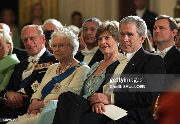 Washington, UNITED STATES: US President George W. Bush , US First Lady Laura Bush , Queen Elizabeth II , Prince Philip and other invited guests...