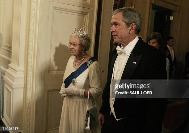 Washington, UNITED STATES: US President George W. Bush escorts Queen Elizabeth II prior to a performance by violinist Itzhak Perlman in the East Room...