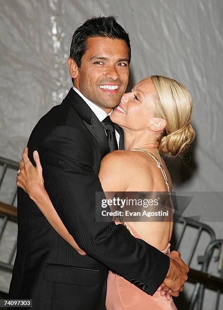 Actress Kelly Ripa and husband actor Mark Consuelos leave The Metropolitan Museum of Art's Costume Institute Gala May 07, 2007 in New York City.