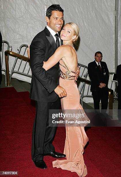 Actress Kelly Ripa and husband actor Mark Consuelos leave The Metropolitan Museum of Art's Costume Institute Gala May 07, 2007 in New York City.