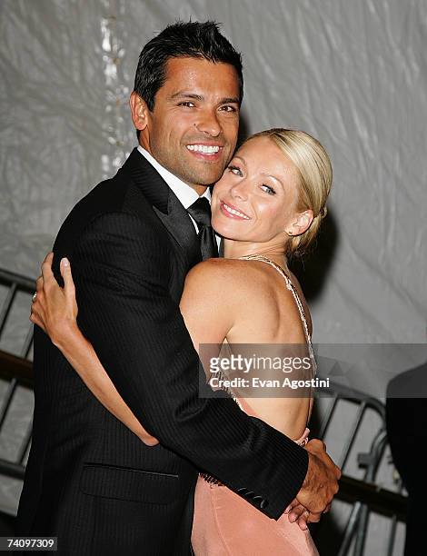 Actress Kelly Ripa and husband actor Mark Consuelos leave The Metropolitan Museum of Art's Costume Institute Gala May 07, 2007 in New York City.