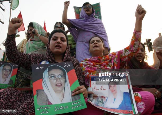 Activists of Pakistan People's Party shout slogans as they hold pictures of former prime minister Benazir Bhutto during a demonstration in Lahore, 05...