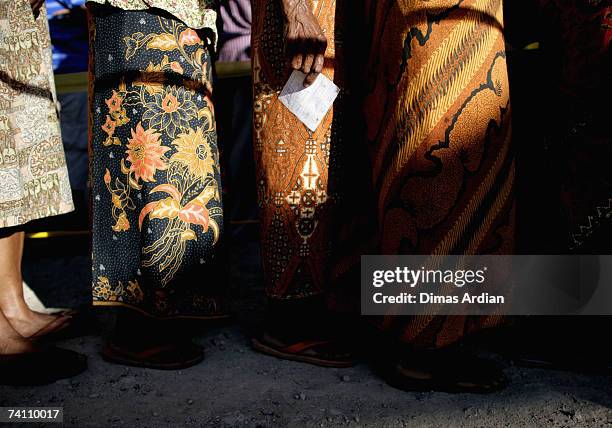 Sarong Javaans Samrong Station Photos and Premium High Res Pictures - Getty Images