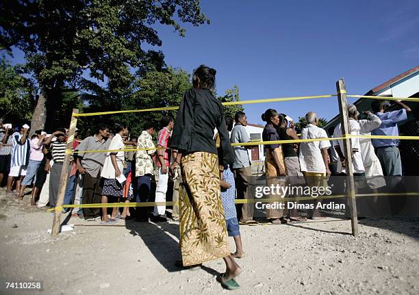 East Timorese people queue at a polling station as East Timorese people vote in a runoff in the presidential election May 9, 2007 in Baucau, outside...