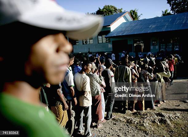 East Timorese people queue at a polling station as East Timorese people vote in a runoff in the presidential election May 9, 2007 in Baucau, outside...