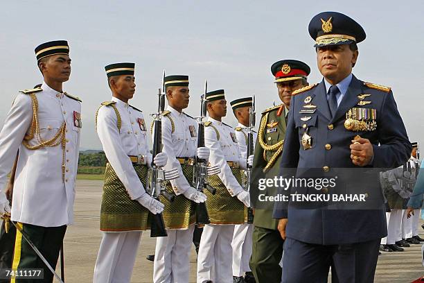 Kuala Lumpur, MALAYSIA: Indonesian Chief of Defence Forces Air Marshal Djoko Suyanto walks with his Malaysian counterpart General Abdul Aziz Zainal...