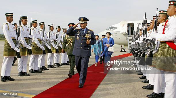 Kuala Lumpur, MALAYSIA: Indonesian Chief of Defence Forces Air Marshal Djoko Suyanto walks past a military guard of honour during his arrival at the...