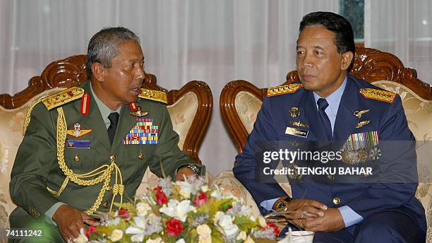 Kuala Lumpur, MALAYSIA: Indonesian Chief of Defence Forces Air Marshal Djoko Suyanto sits next to his Malaysian counterpart General Abdul Aziz Zainal...