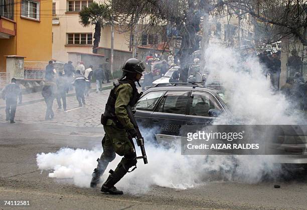 Policemen in plain clothes who demand their incorporation to the institution as permanent personnel, are suppressed by the riot police with tear gas...