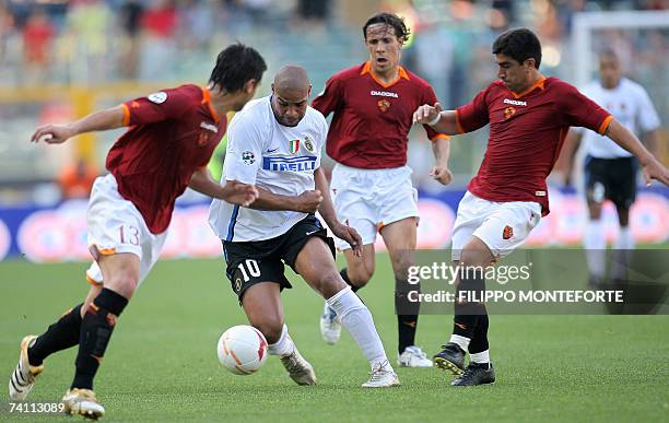 Roma's defender Cristian Chivu and midfielders Rodrigo Taddeiand David Pizarro tackle Inter Milan's forward Leite Ribeiro Adriano during their...