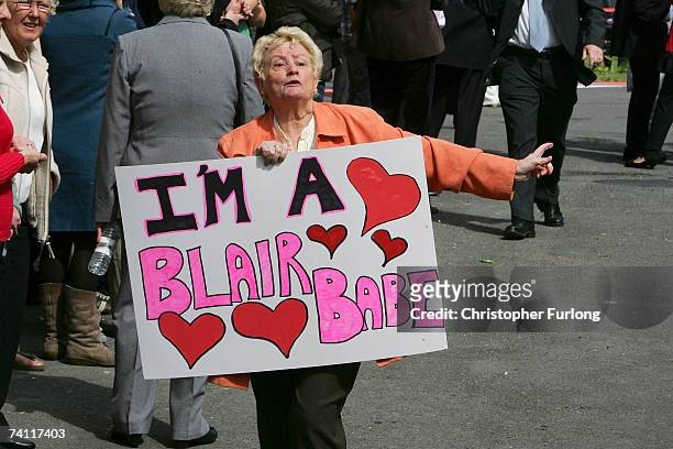 Labour supporter waits for British Prime Minister Tony Blair to arrive at Trimdon Labour Club in his constituency of Sedgfield on May 10, 2007 in...