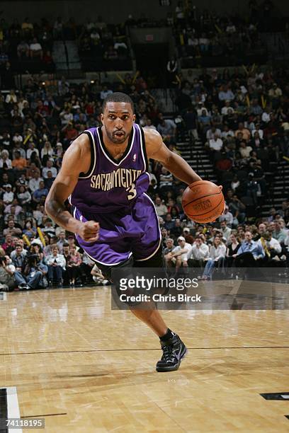Shareef Abdur-Rahim of the Sacramento Kings drives to the paint against the San Antonio Spurs at AT&T Center on April 11, 2007 in San Antonio, Texas....