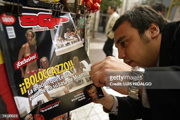 Una persona trata de ver fotos en el interior de un ejemplar de la revista SQP , en la cual aparecen en portada fotos de la chilena Cecilia Bolocco,...