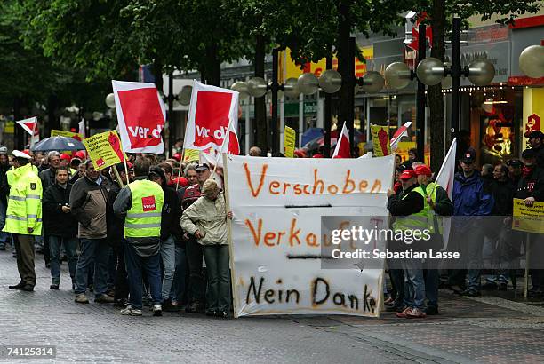 Employees of German telecommunications giant Deutsche Telekom demonstrate against their company's policy on May 11, 2007 in the city of Hagen,...