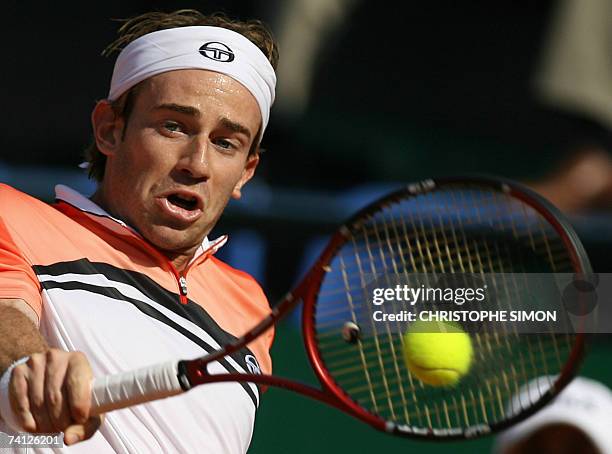 Italian Filippo Volandri returns the ball to his opponent Czech Tomas Berdych during his quarter final at the Rome's Italian open 11 May 2007....