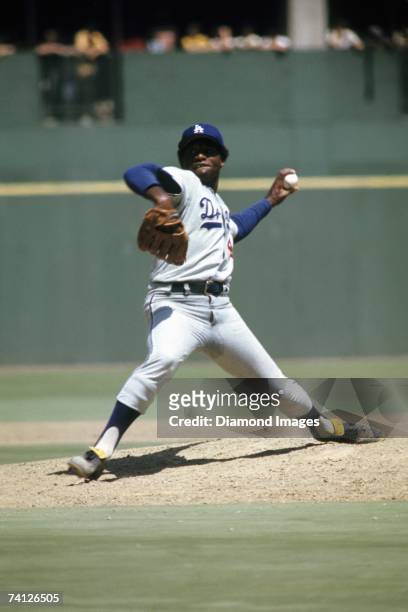 Pitcher Al Downing of the Los Angeles Dodgers throws a pitch during a game on July 22, 1971 against the Cincinnati Reds at Riverfront Stadium in...