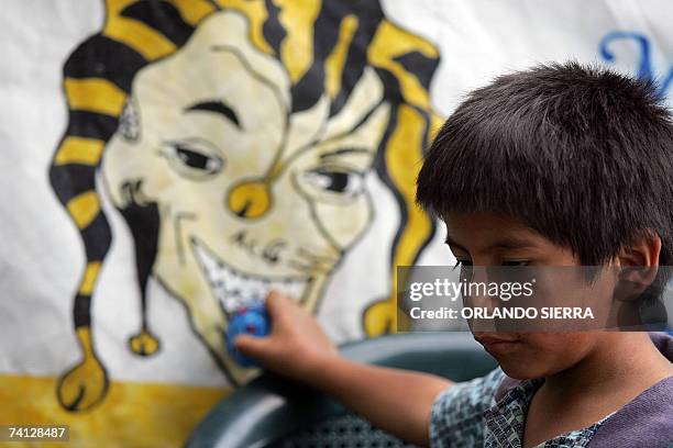 Un nino indigena ingresa a la Casa Joven Iqui Balam inaugurada en el asentamiento Mario Alioto Lopez, el mas grande de Centro America, en el...