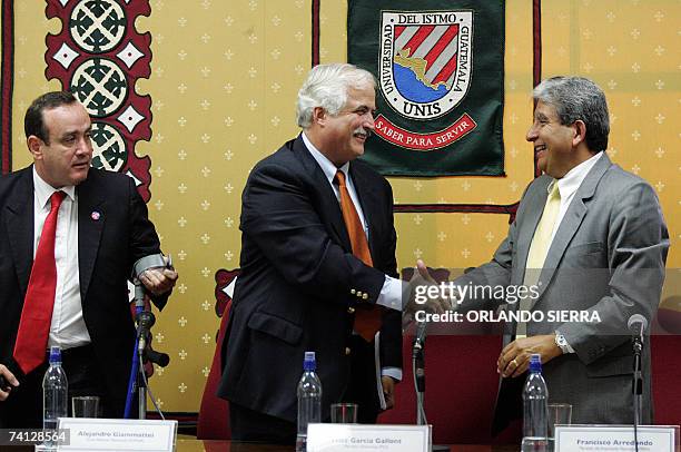 Fritz Garcia Gallont , candidato presidencial del Partido Unionista, saluda a Francisco Arredondo, candidato de Avanzada Nacional, junto a Alejandro...