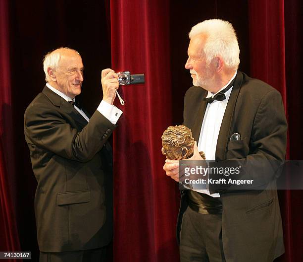 Photographer Thomas Hoepker takes a picture of photographer Robert Lebeck at the Henri Nannen Award at the Schauspielhaus on May 11, 2007 in Hamburg,...