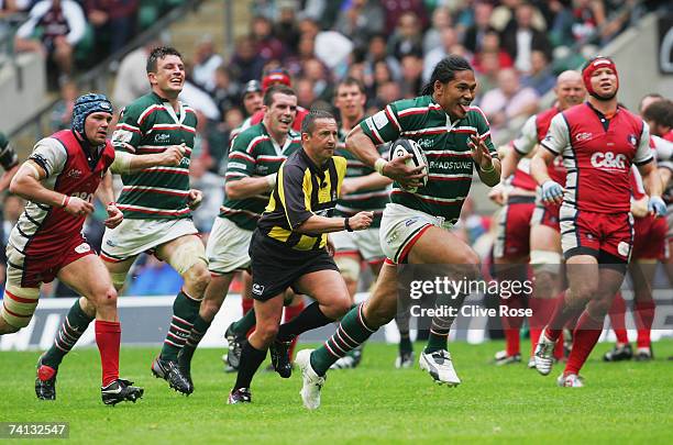 Alesana Tuilagi of Leicester breaks away to score his team's fifth try during the Guinness Premiership final between Gloucester and Leicester Tigers...