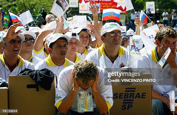 Crowd waits for the arrival of Pope Benedict XVI at the drug rehabilitation center "Farm of Hope", in Guaratingueta, 200 km from downtown Sao Paulo...