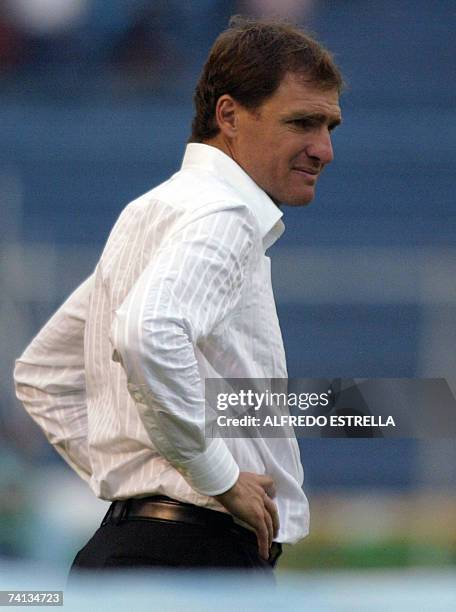 Dario Franco, entrenador de Tecos de la Universidad de Guadalajara, observa el partido contra Cruz Azul correspondiente a la liguilla del Torneo...