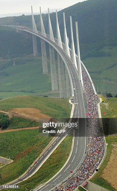 Competitors take part in the "Viaduc" race , 13 May 2007 on the Millau viaduct, the world's tallest bridge. AFP PHOTO POOL ERIC CABANIS