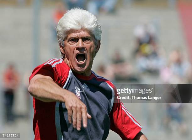 Unterhaching's head coach Werner Lorant shouts instructions to players during the Second Bundesliga match between SpVgg Unterhaching and Greuther...
