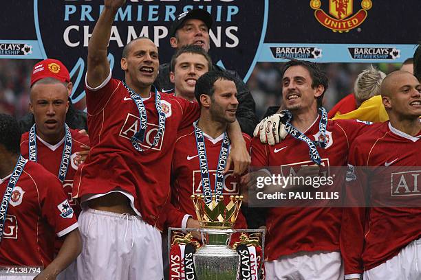 Manchester, UNITED KINGDOM: Manchester United's Mikael Sylvestre, Rio Ferdinand, Ryan Giggs, Phil Neville and Wes Brown lift the English Premiership...