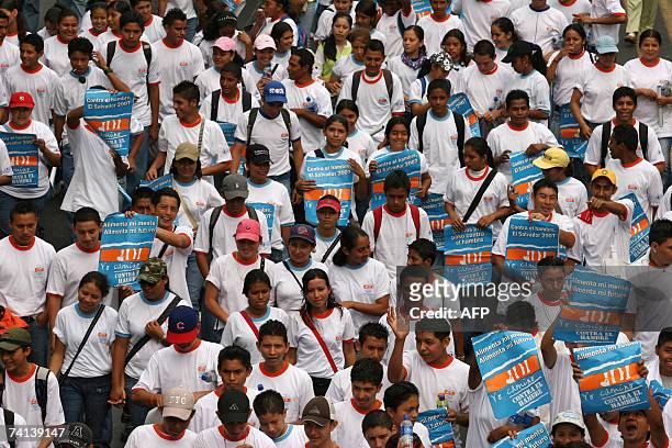 San Salvador, EL SALVADOR: Salvadorean students join the "Fight Hunger: Walk the World" rally, organized by the United Nations World Food Programme...