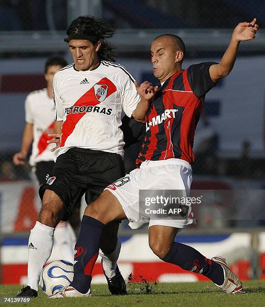 Buenos Aires, ARGENTINA: San Lorenzo's defender Cristian Tula vies for the ball with River Plate's midfielder Ariel Ortega during their Argentina's...