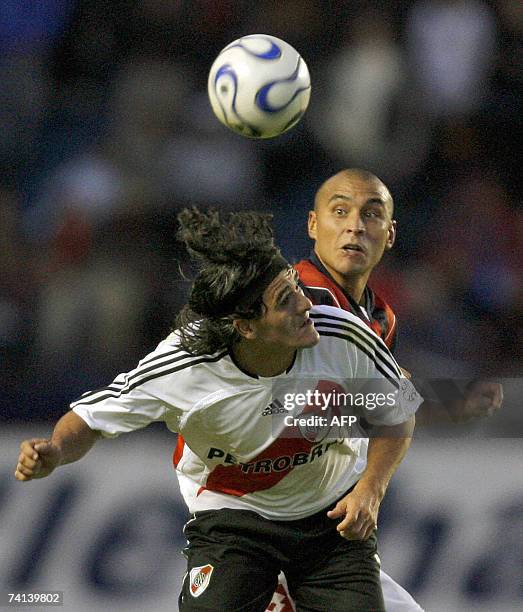 Buenos Aires, ARGENTINA: River Plate's midfielder Ariel Ortega vies for the ball with San Lorenzo's defender Cristian Tula during their Argentina's...